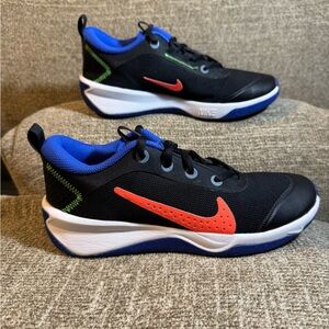 Nike Omni Multi Court Kids Black and Blue Sneakers with Red Swoosh Size 4.5Y